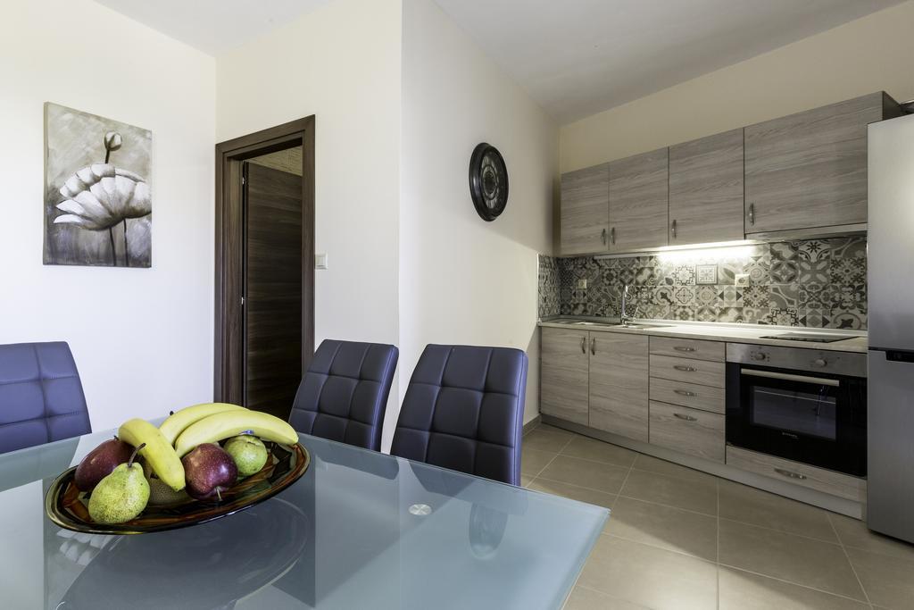 Lyristis Dinos Studios & Apartments ฟาลิรากี ภายนอก รูปภาพ