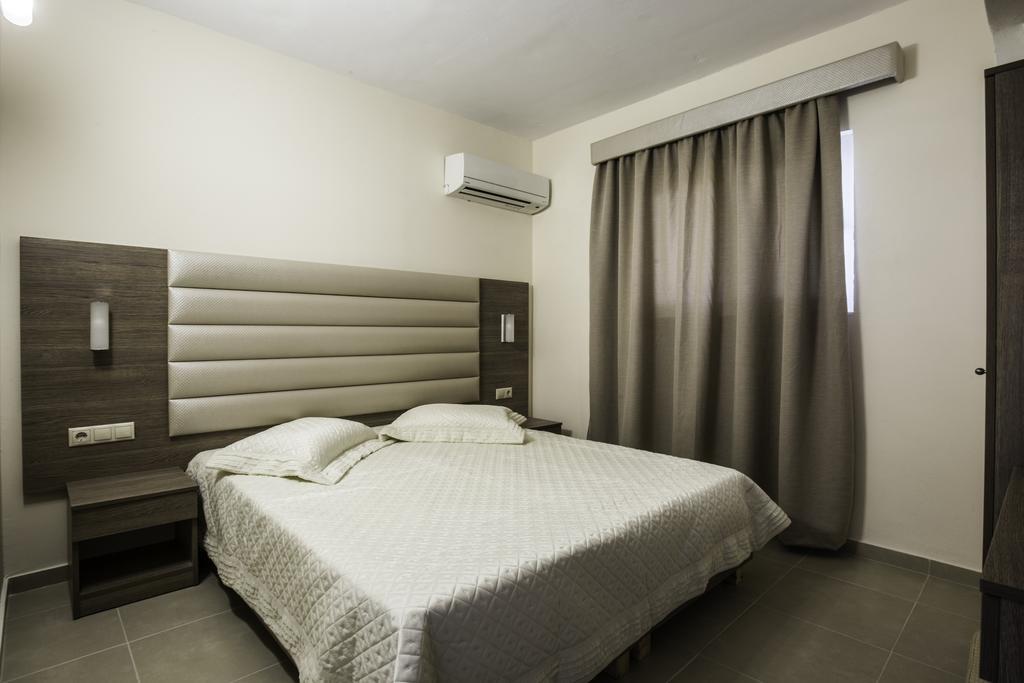 Lyristis Dinos Studios & Apartments ฟาลิรากี ภายนอก รูปภาพ