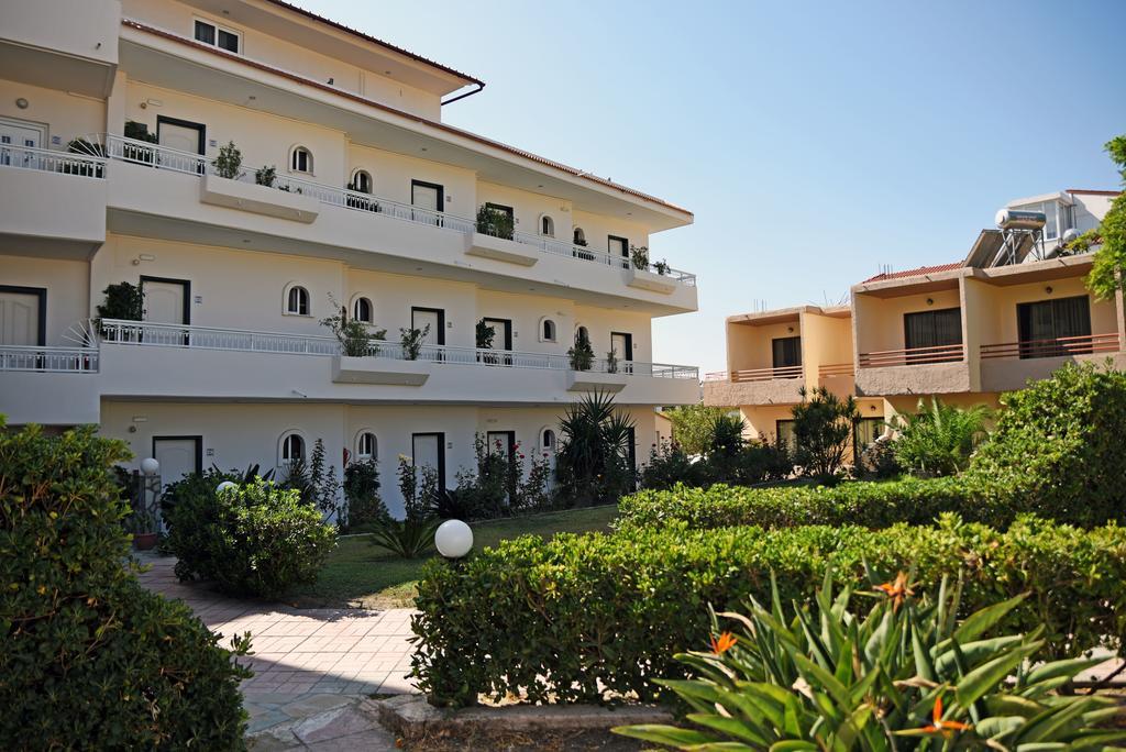 Lyristis Dinos Studios & Apartments ฟาลิรากี ภายนอก รูปภาพ