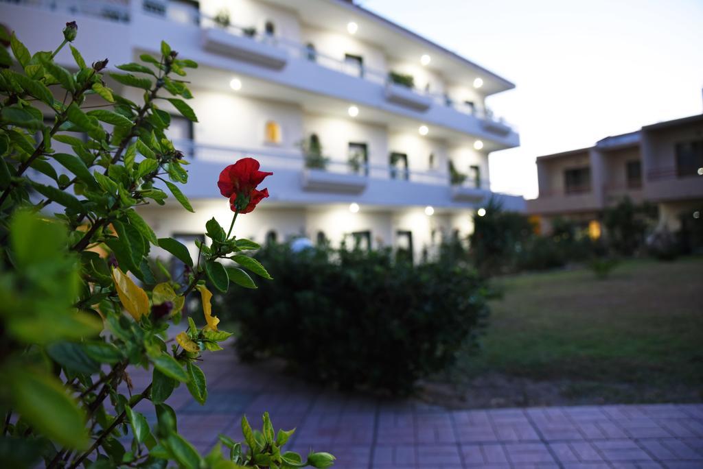 Lyristis Dinos Studios & Apartments ฟาลิรากี ภายนอก รูปภาพ