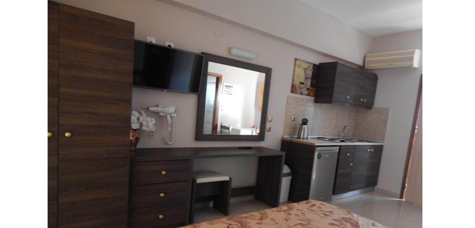 Lyristis Dinos Studios & Apartments ฟาลิรากี ภายนอก รูปภาพ