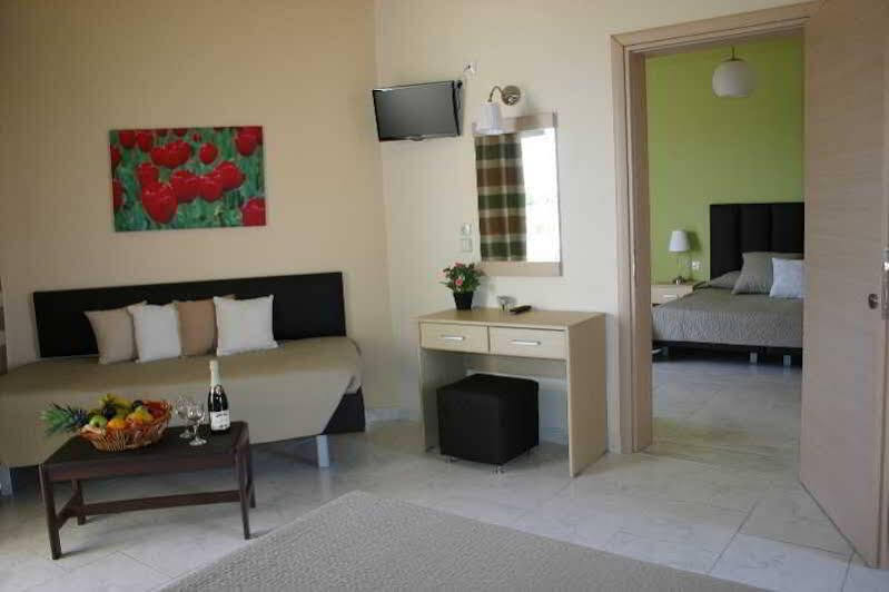 Lyristis Dinos Studios & Apartments ฟาลิรากี ภายนอก รูปภาพ